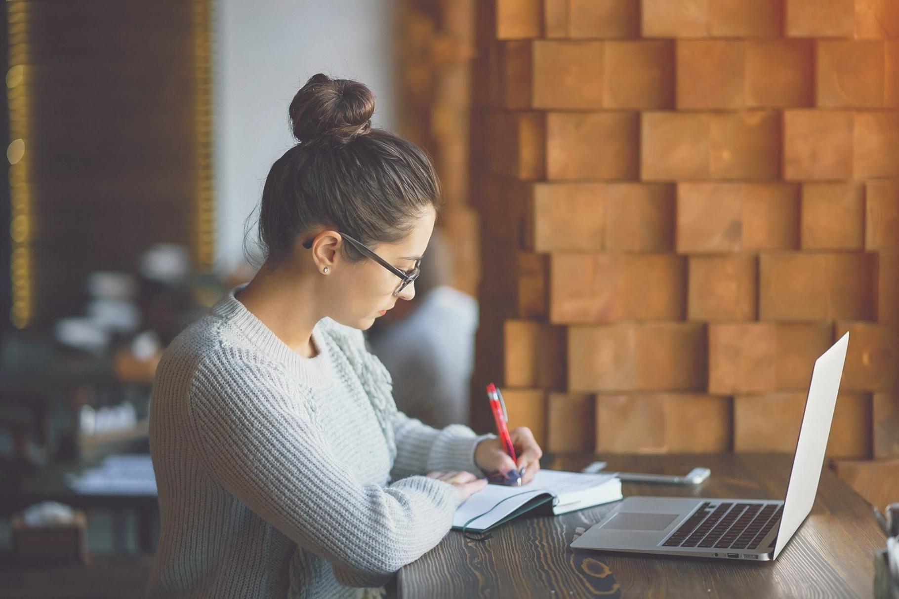 Student lucrând pe proiect real de SEO