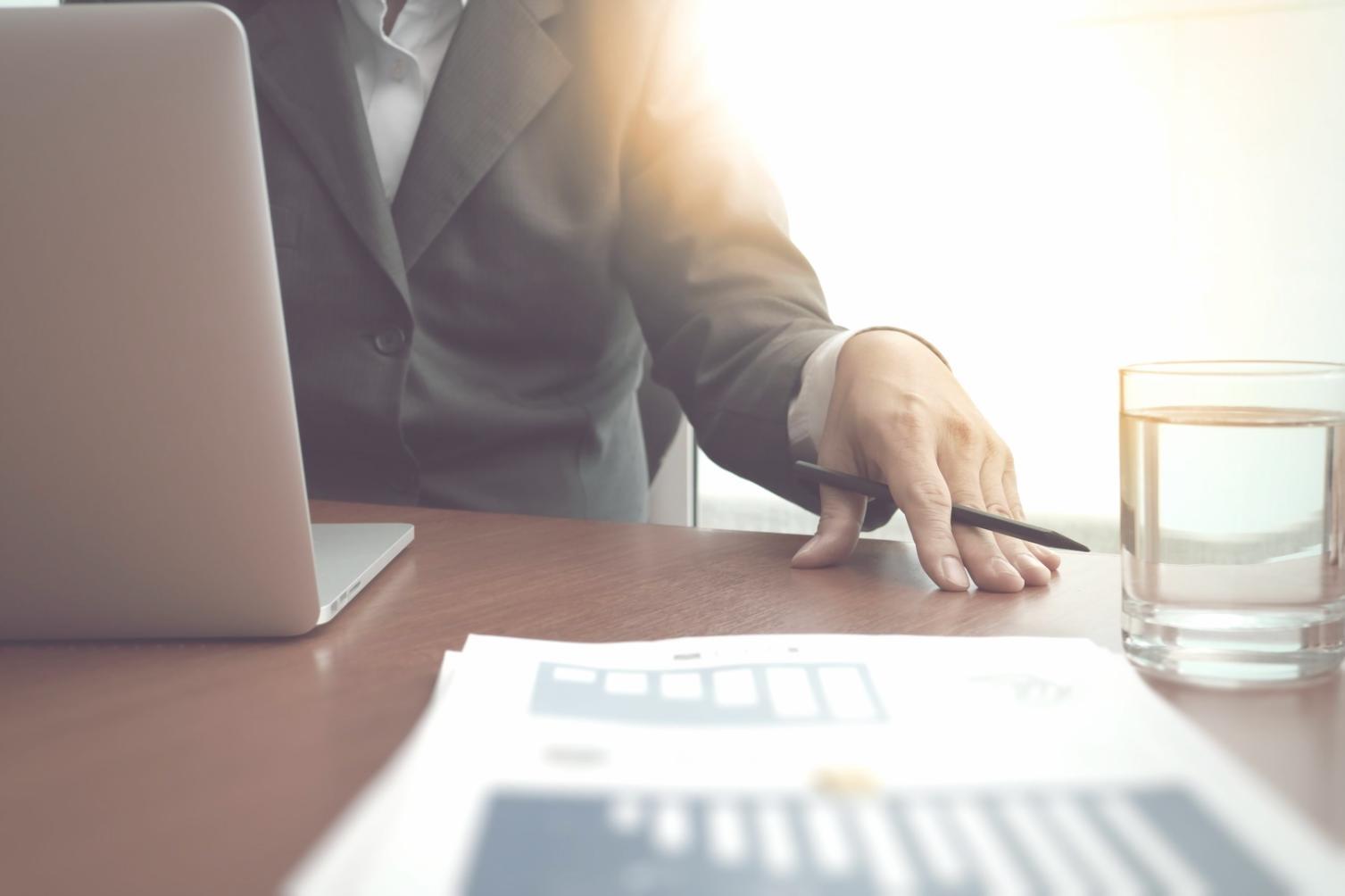 Specialiști lucrând la optimizarea tehnică a unui site web